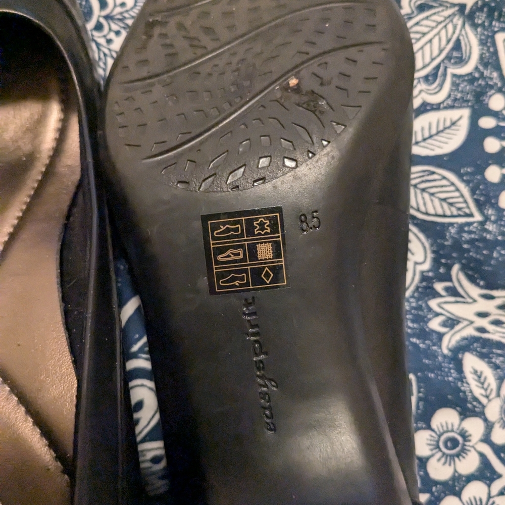 Shoes - Picture 4 of 4